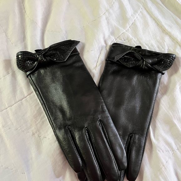Danier Accessories - Danier Black Leather Gloves with Bow Accent